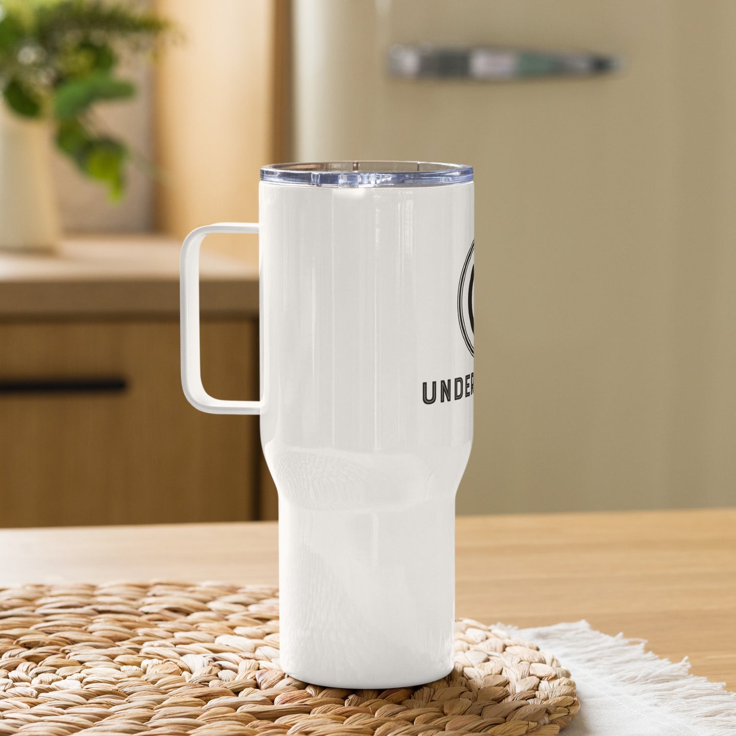 Travel mug with a handle